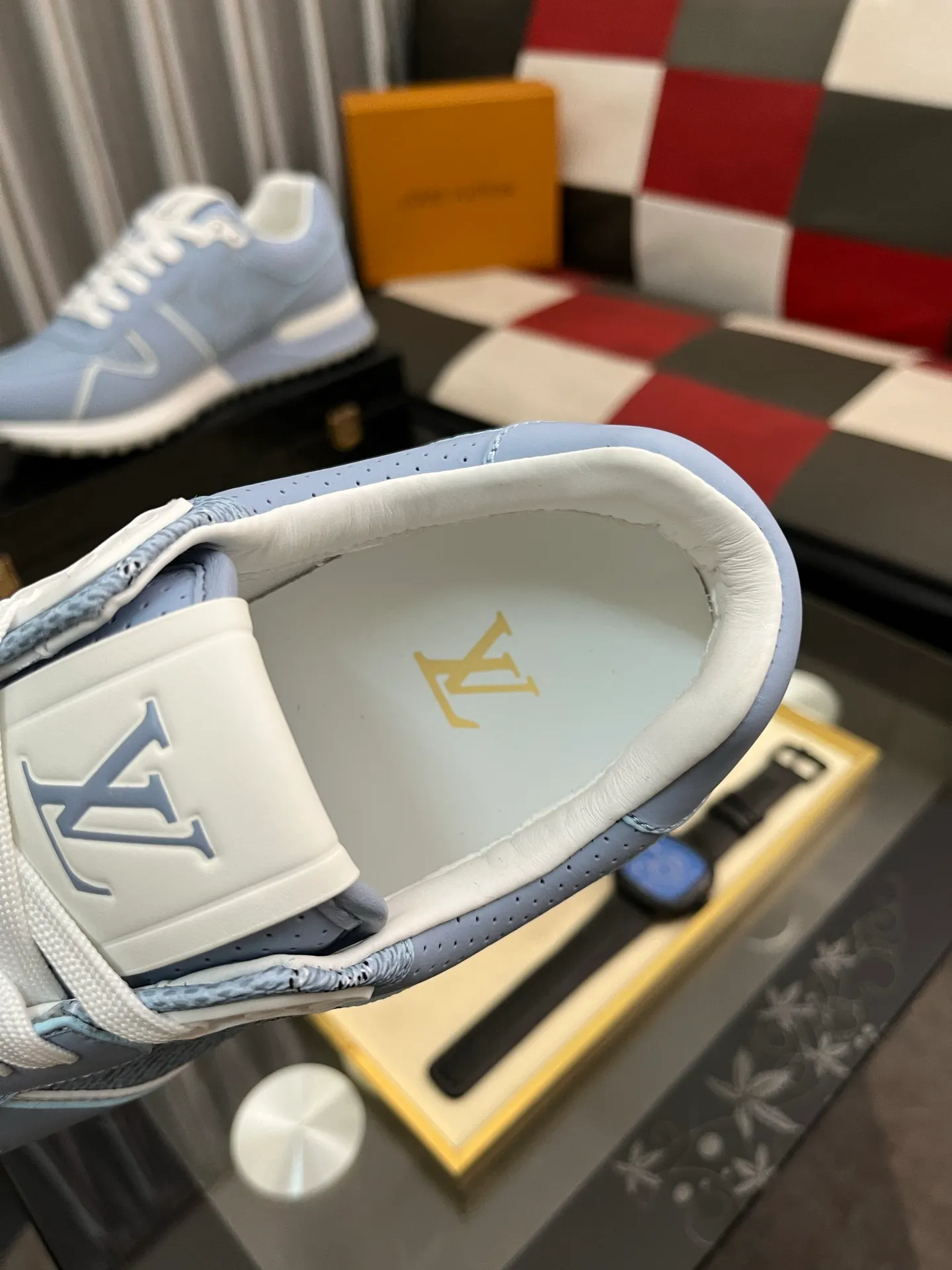 Men's men's shoes 💰760⌚️⌚️Breaking hot 🆕🆕🆕𝙇𝙑 Top version: LV TARINE Louis Vuitton Donkey Brand L Home Casual Sports Shoes Skateboard Shoes Original Purchase Development Production This LV Trainer sneaker draws inspiration from retro basketball shoes, with a mixed technical material upper and handwritten Louis Vuitton logo on the side to highlight its eye-catching style. Rubber outsole with upgraded grip, exquisite packaging at the delivery counter 🛍📦 ▪️Fabrics: Original customized imported first-layer cowhide ▪️Inner lining: Original customized breathable mesh ▪️Outsole: Original molded TPU combination outsole ▪️Sole thickness: 3CM ▪️Size: Male 38-46 (customized at 45.46)